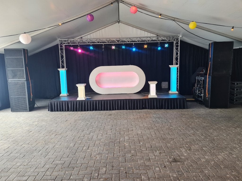 dj booth met led en led paaltjes, Verzenden