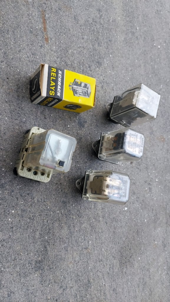 Relay 220 volt 4 stuks € 15,-, Ophalen of Verzenden