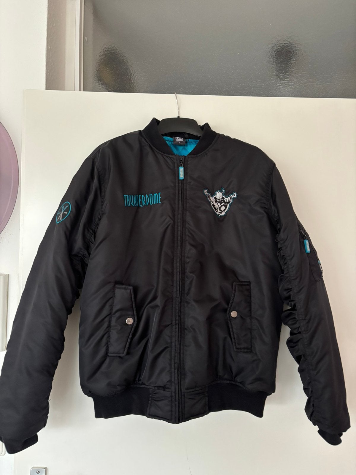 Thunderdome bomber 2023 Xtreme Audio maat S, Ophalen of Verzenden, Zo goed als nieuw, Maat 46 (S) of kleiner, Blauw