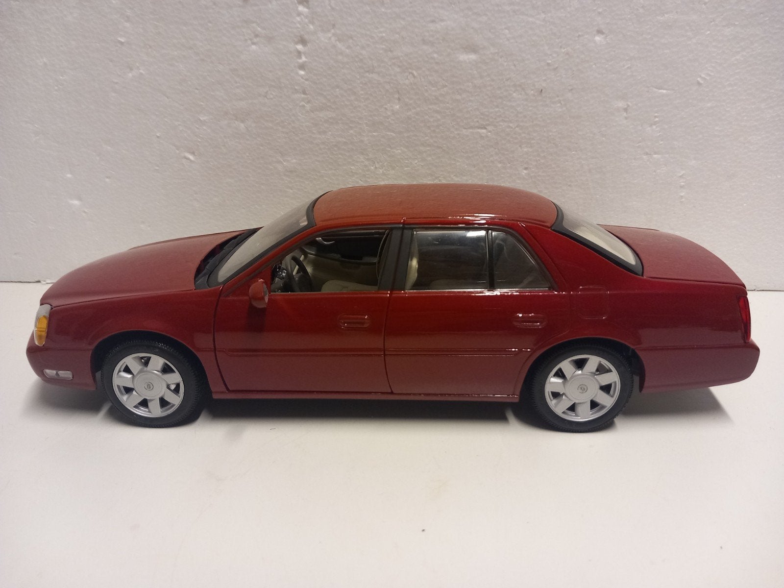 Cadillac De Ville sedan bordeaux 2000 Maisto metal 1:18 KRD, Ophalen of Verzenden, Zo goed als nieuw, Auto, Maisto