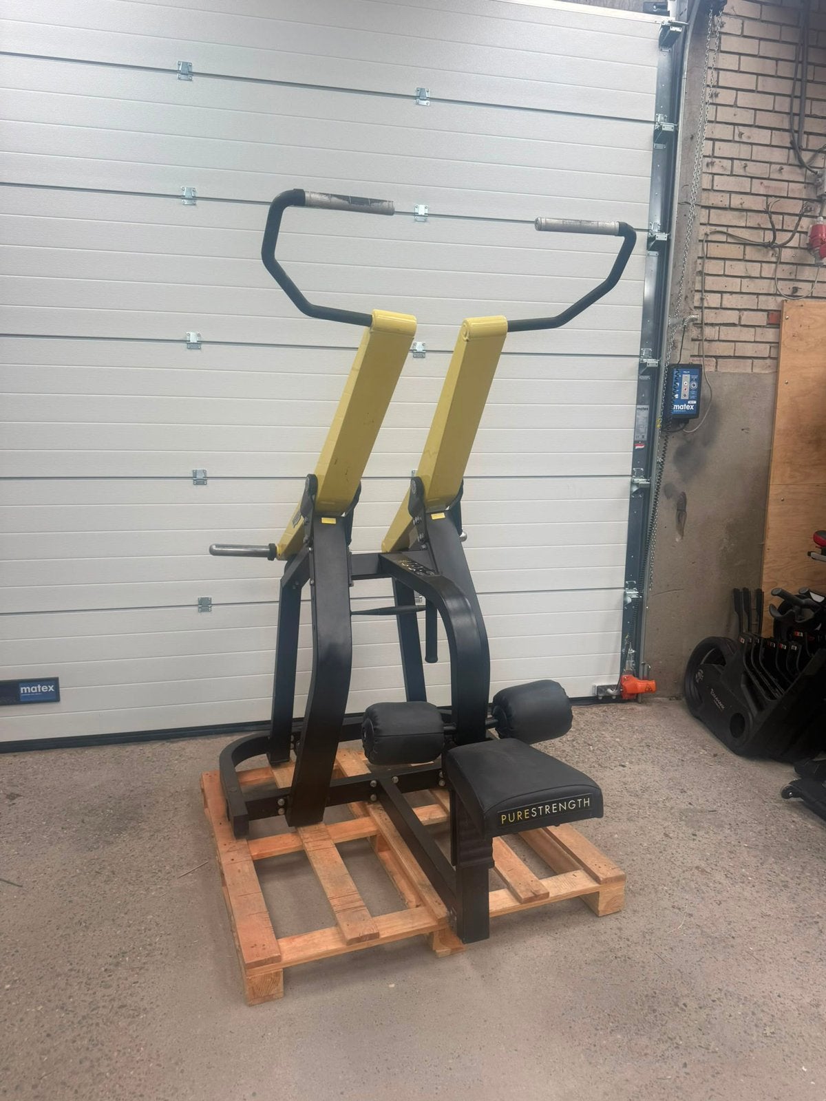 Technogym pure strength lat pulldown/ latzug/ plate loaded