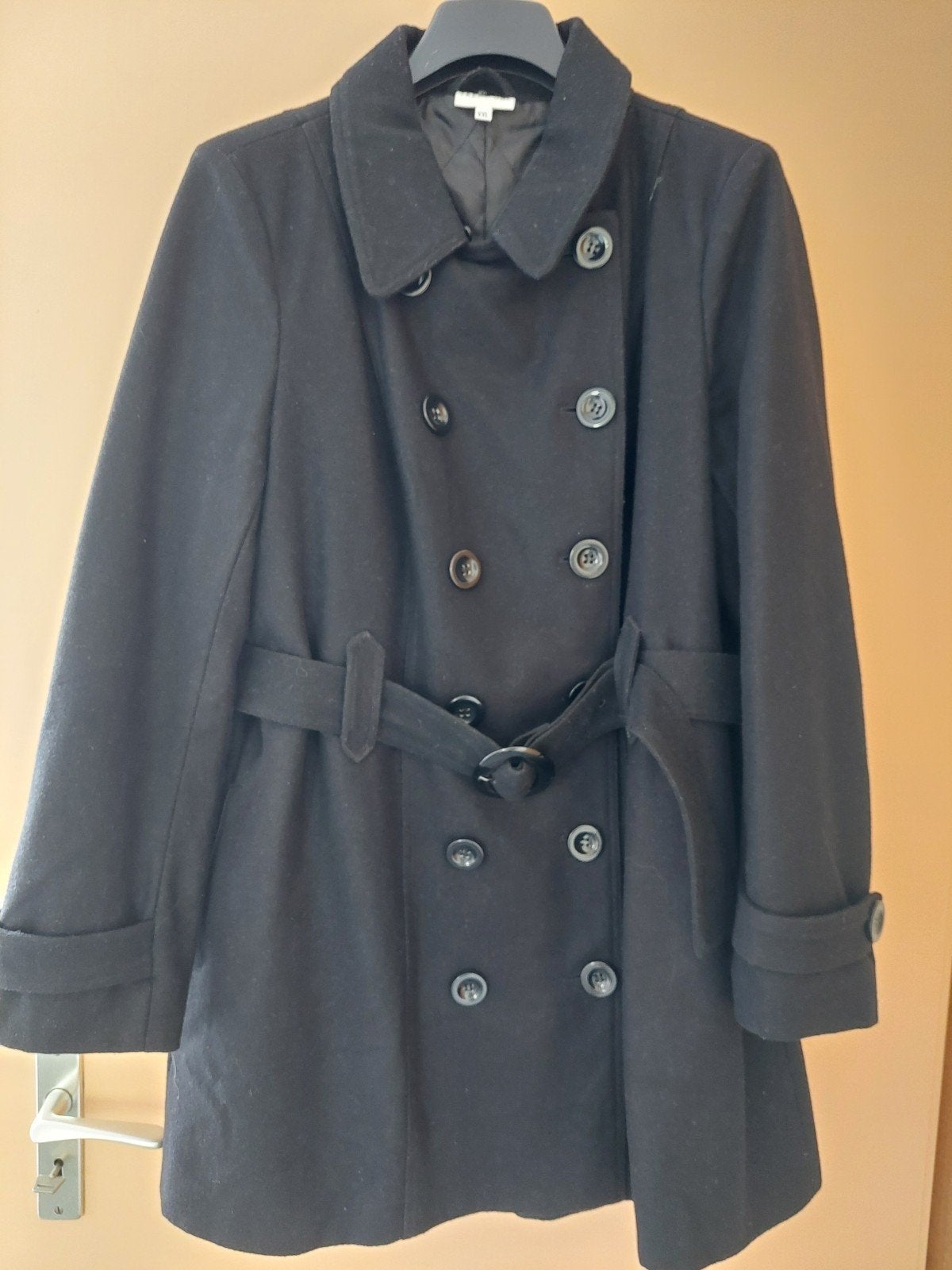 NIeuw Zwarte dames mantel met riem en knoopsluiting. Maat 46, Zwart, Maat 46/48 (XL) of groter, Nieuw, Ophalen of Verzenden