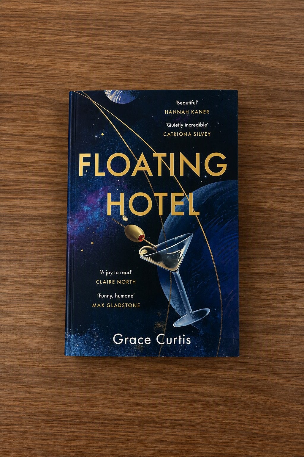 Floating Hotel - Grace Curtis (Engels), Boeken, Literatuur, Ophalen of Verzenden, Zo goed als nieuw, Europa overig