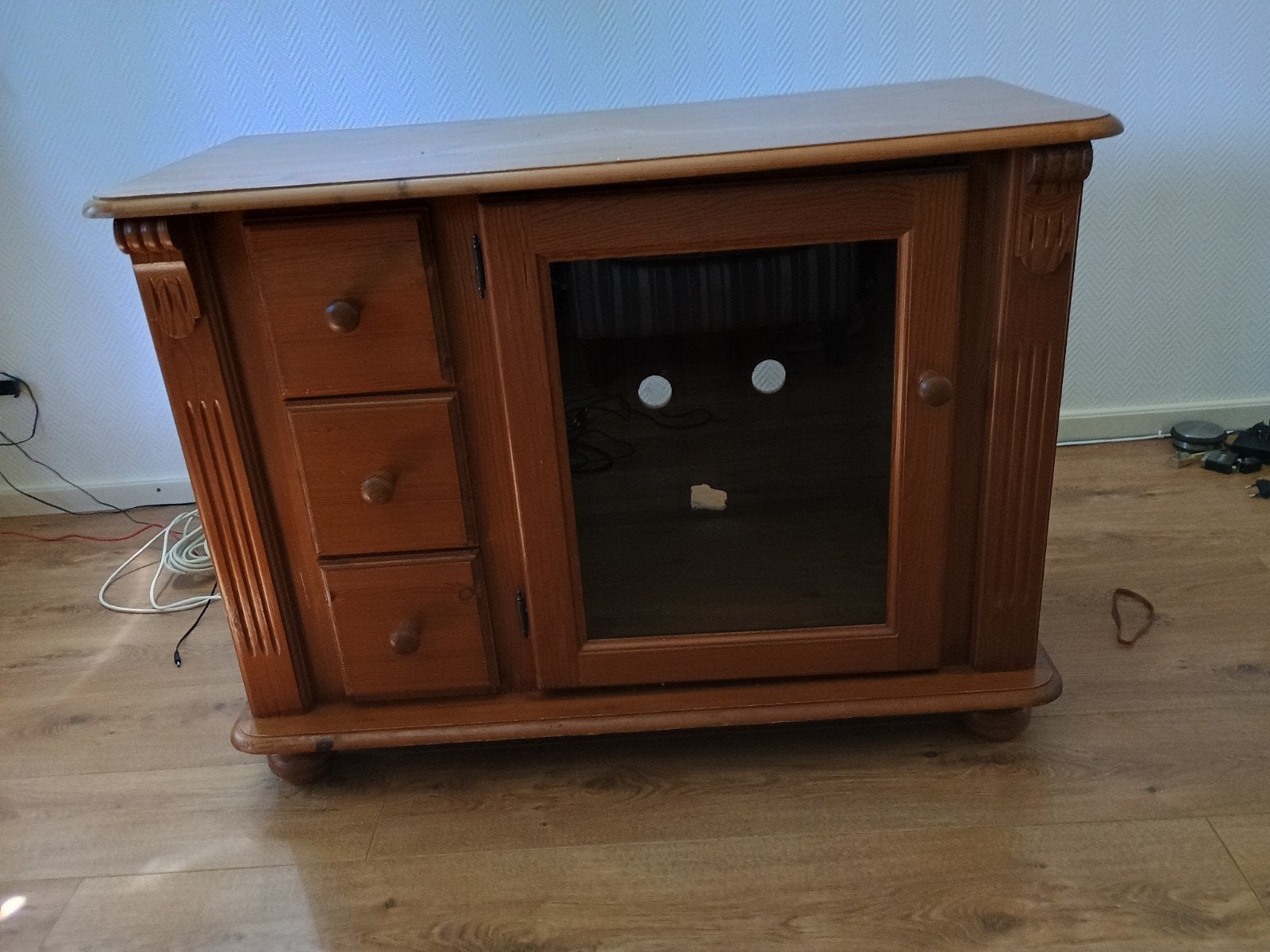 Houten TV-meubel met lades en glazen deur, Huis en Inrichting, Kasten | Televisiemeubels, Ophalen, Gebruikt, 100 tot 150 cm, Klassiek