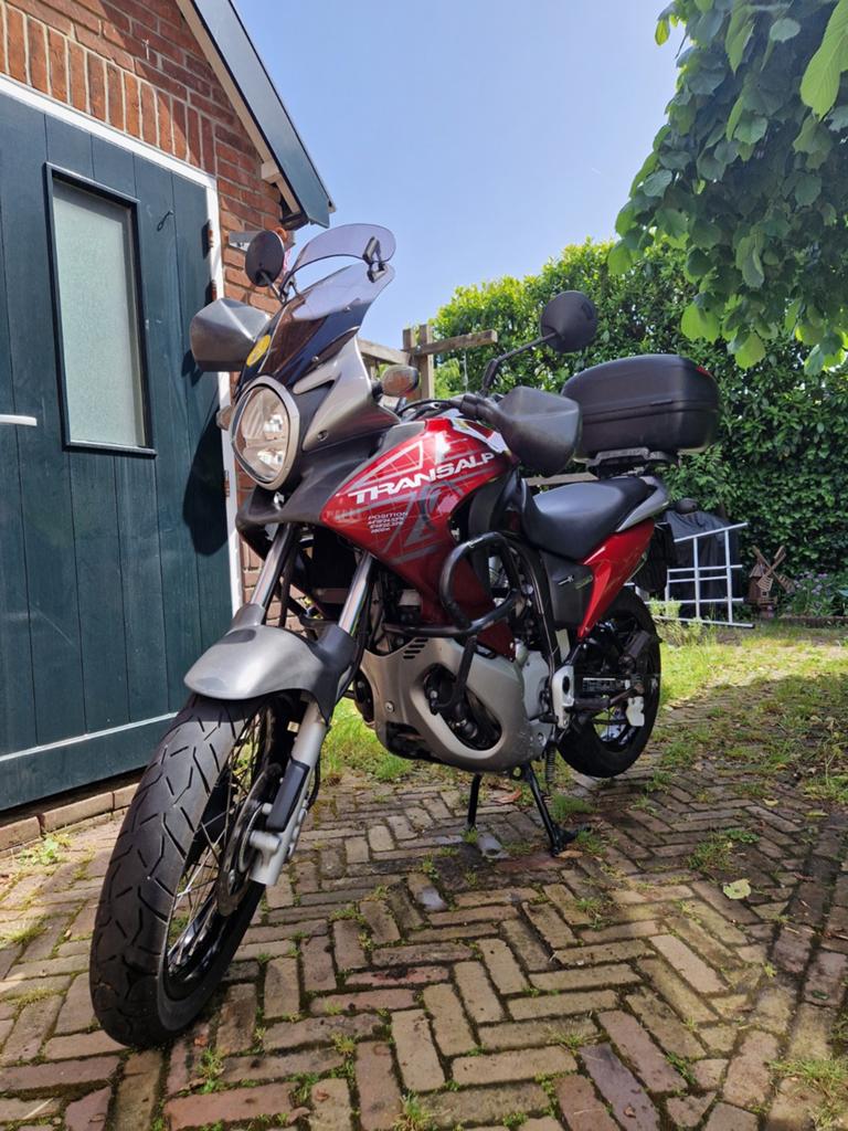 Honda Transalp XL700V - Toermotor met topkoffer, 700 cc, 2 cilinders, Particulier, Toermotor