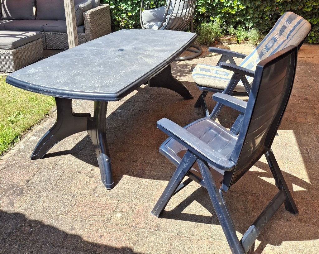 4 tuinstoelen en 1 tuintafel, Ophalen, 4 zitplaatsen, Kunststof, Gebruikt