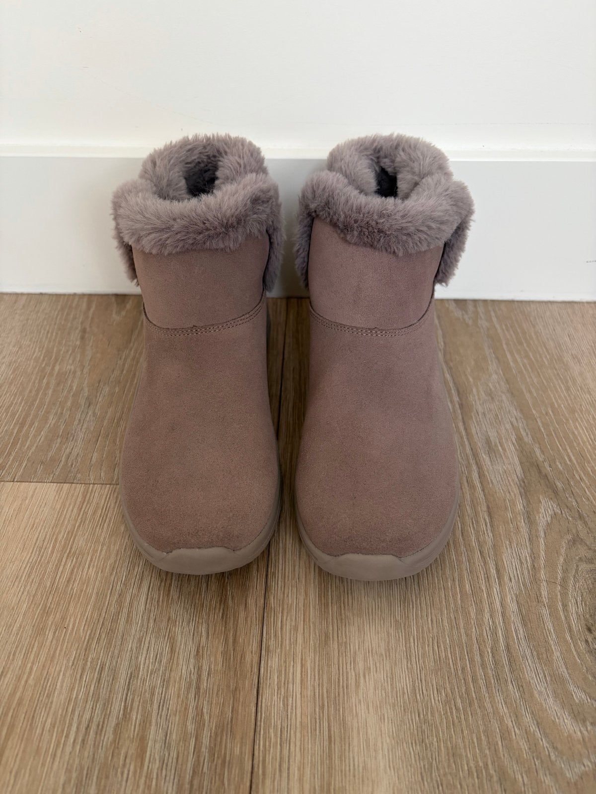 Skechers beige suède enkellaarzen met imitatiebont, mt 36, Ophalen of Verzenden, Zo goed als nieuw, Beige, Lage of Enkellaarzen