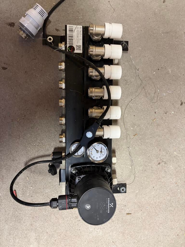 Grundfos Alpha 1 15-60 BP circulatiepomp met verdeler, Ophalen, Gebruikt, Minder dan 30 cm, Overige typen