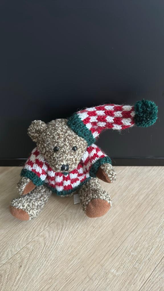Schattige gebreide kerstbeer met muts en trui, Overige merken, Overige karakters, Beer, Ophalen of Verzenden