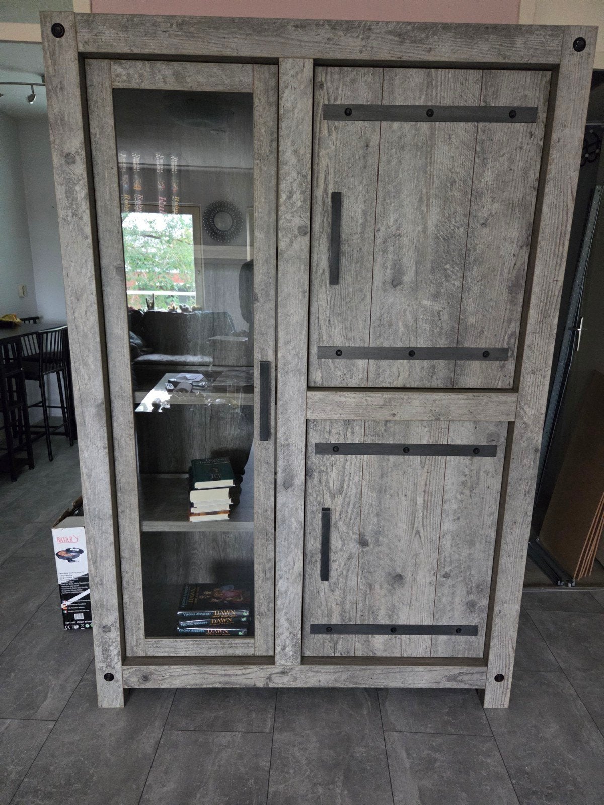 Stijlvolle grijze kast met glazen en dichte deuren, Huis en Inrichting, Ophalen, Met deur(en), Industrieel, Modern, 50 tot 100 cm