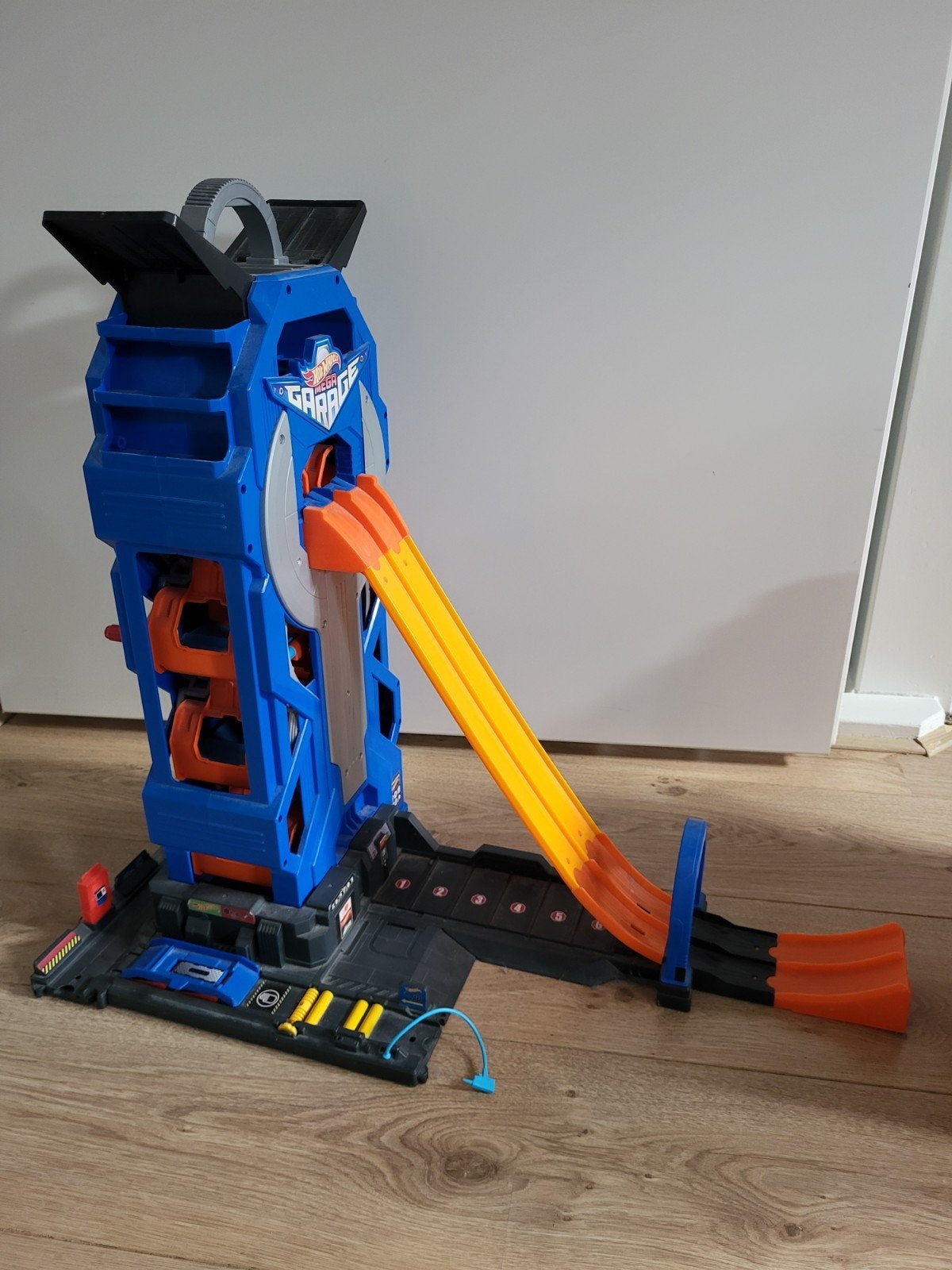 Hotwheels mega garage inclusief extra baan, Ophalen, Zo goed als nieuw, Handmatig, Hot Wheels