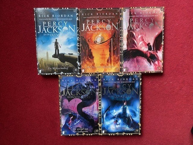 RICK RIORDAN PERCY JACKSON EN DE OLYMPIERS IN GOEDE STAAT,MO, Boeken, Ophalen of Verzenden, Zo goed als nieuw