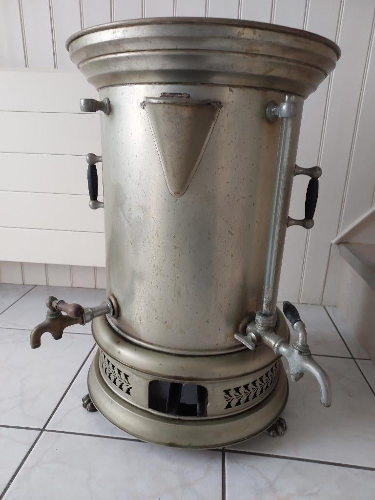 KOFFIEKETEL KOMT UIT TRIANON BIOSCOOP LEIDEN VAN BEGIN 1900, Ophalen