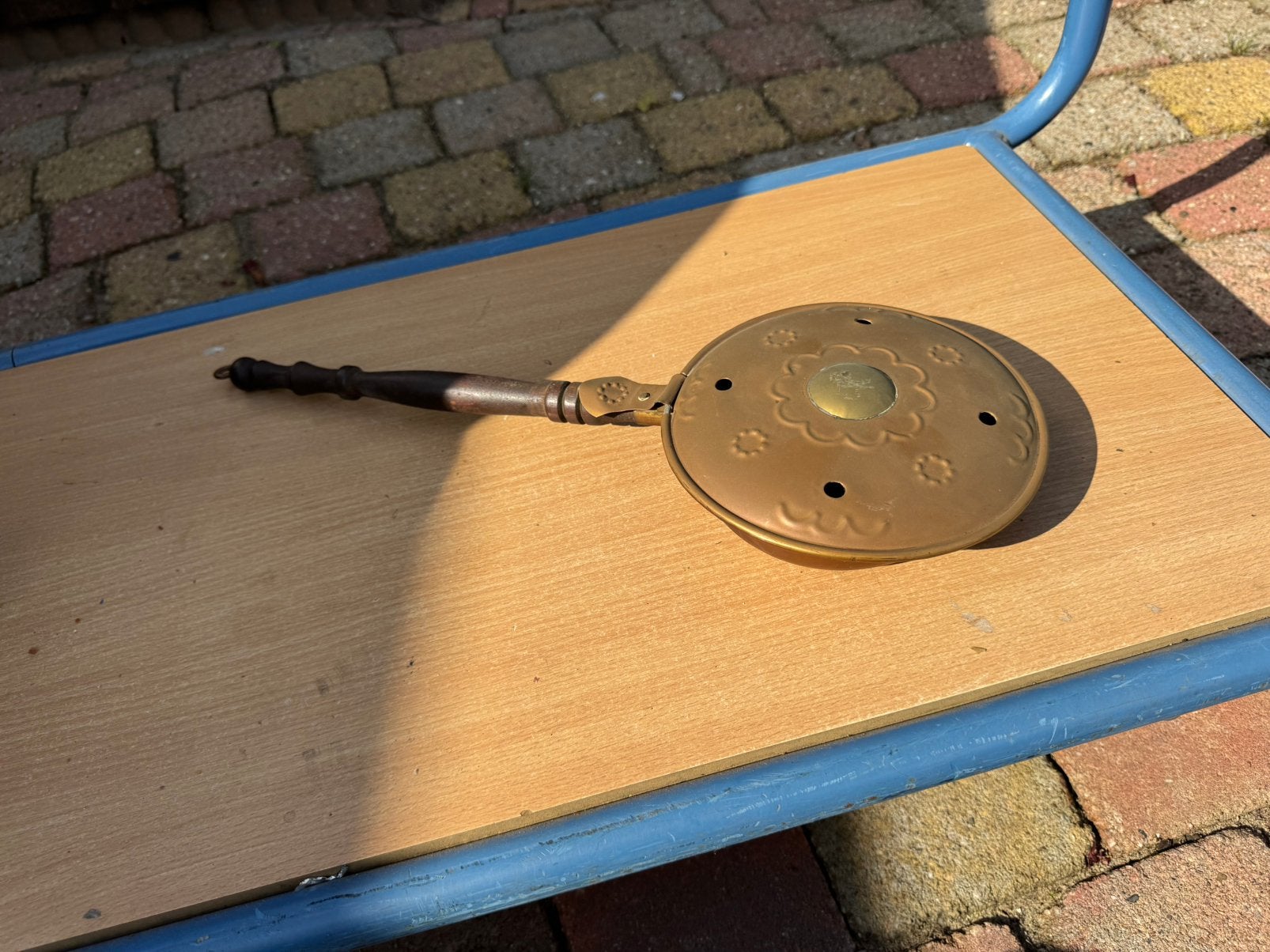 Antiek koperen bedpan, Ophalen