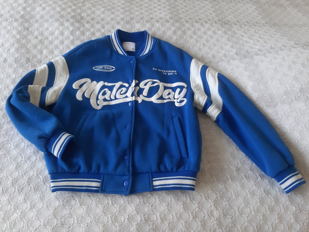 blauw/wit jack / dik vest Bershka maat XS (maat 32/34), Ophalen, Blauw, Bershka, Zo goed als nieuw