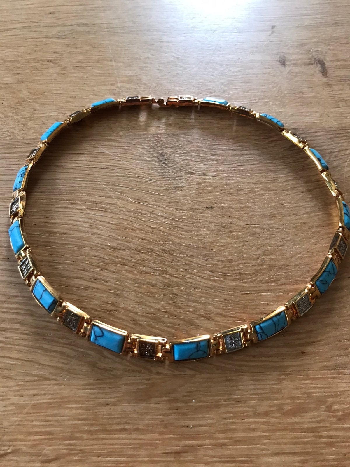 Goudkleurige ketting met blauwe steentjes, Ophalen of Verzenden, Gebruikt, Goud