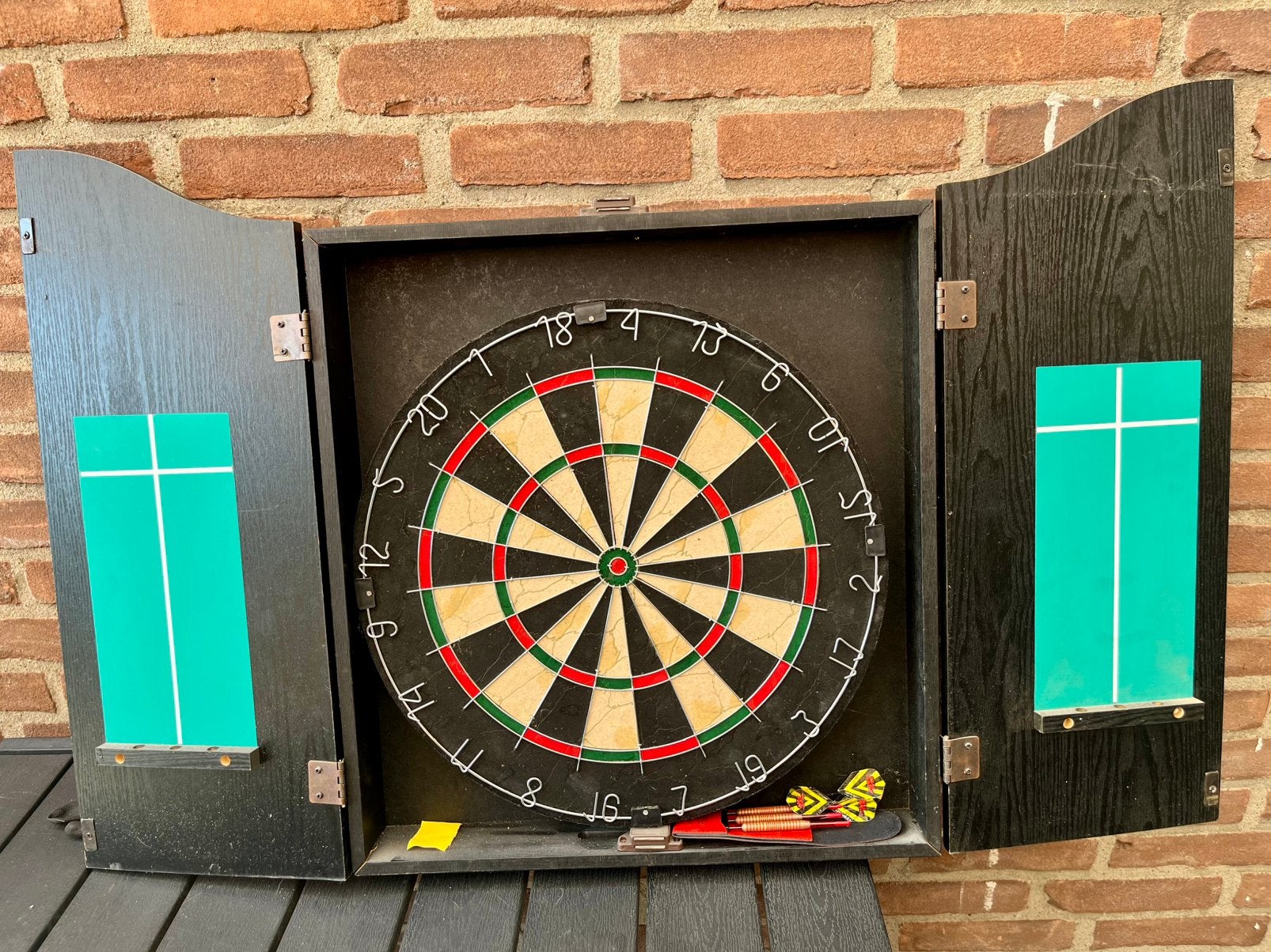 Dartbord in kast kabinet, Sport en Fitness, Darts, Ophalen, Zo goed als nieuw, Dartbord met pijlen