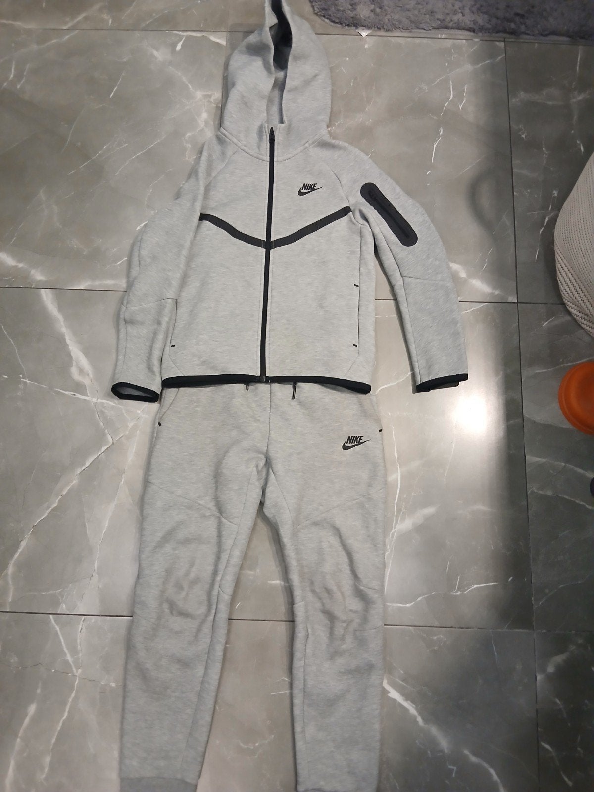Nike Tech Fleece Trainingspak - Grijs maat 147, Nike, Ophalen of Verzenden, Zo goed als nieuw, Grijs