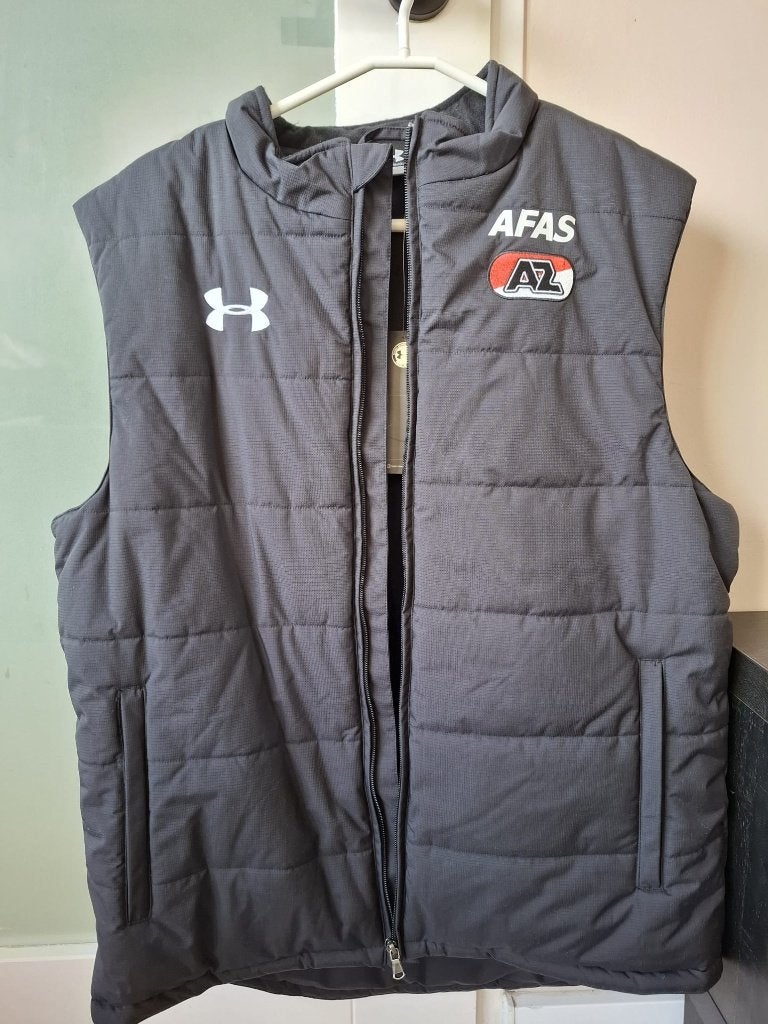 Officiële AZ Alkmaar Staf-Bodywarmer (Under Armour) – Maat L, Verzamelen, Sportartikelen en Voetbal, Ophalen of Verzenden, Nieuw