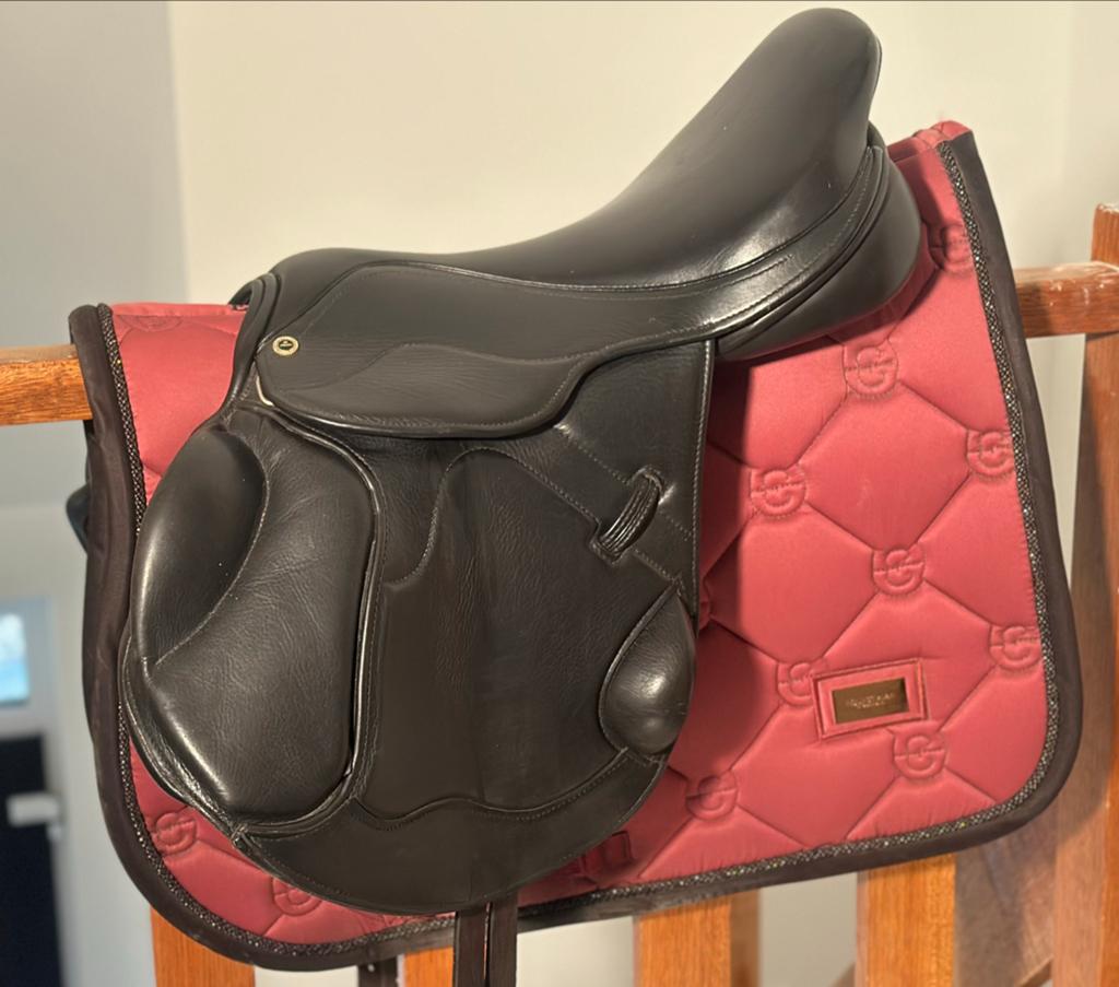 Award springzadel 17,5 inch, Dieren en Toebehoren, Paarden en Pony's | Zadels, Ophalen of Verzenden, Zo goed als nieuw, Springen
