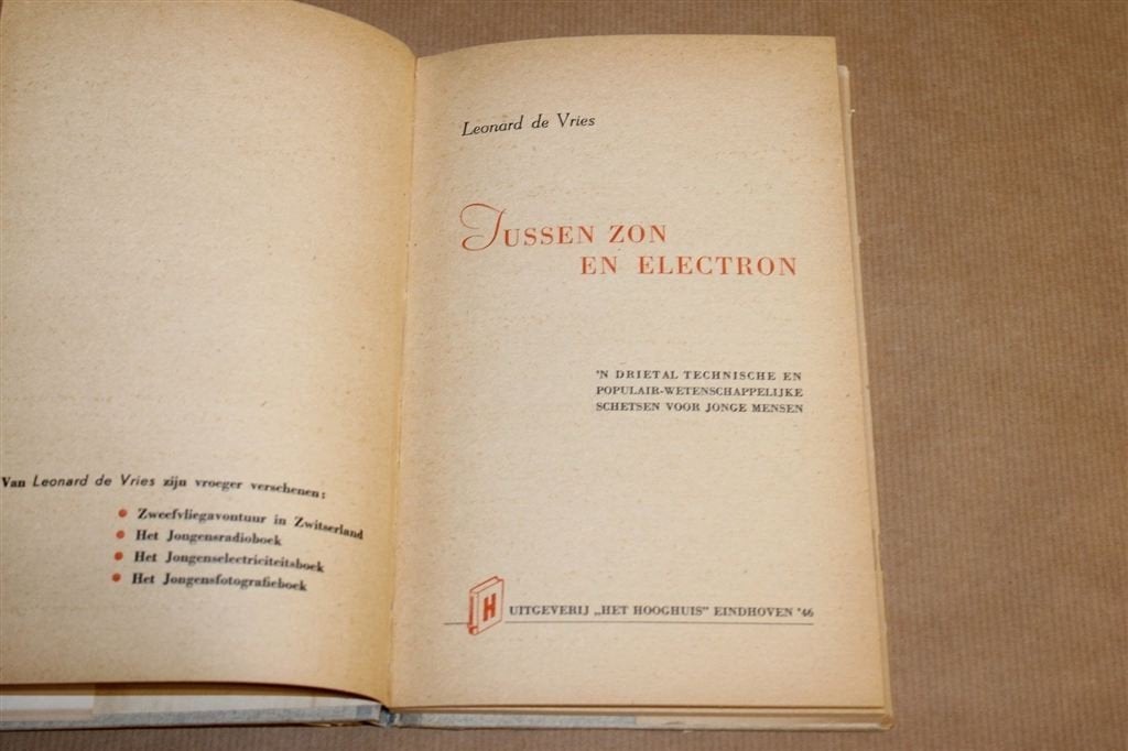 Tussen Zon en Electron — Atomen & Zonnestelsels 1946, Boeken, Ophalen of Verzenden, Gelezen, Natuurwetenschap