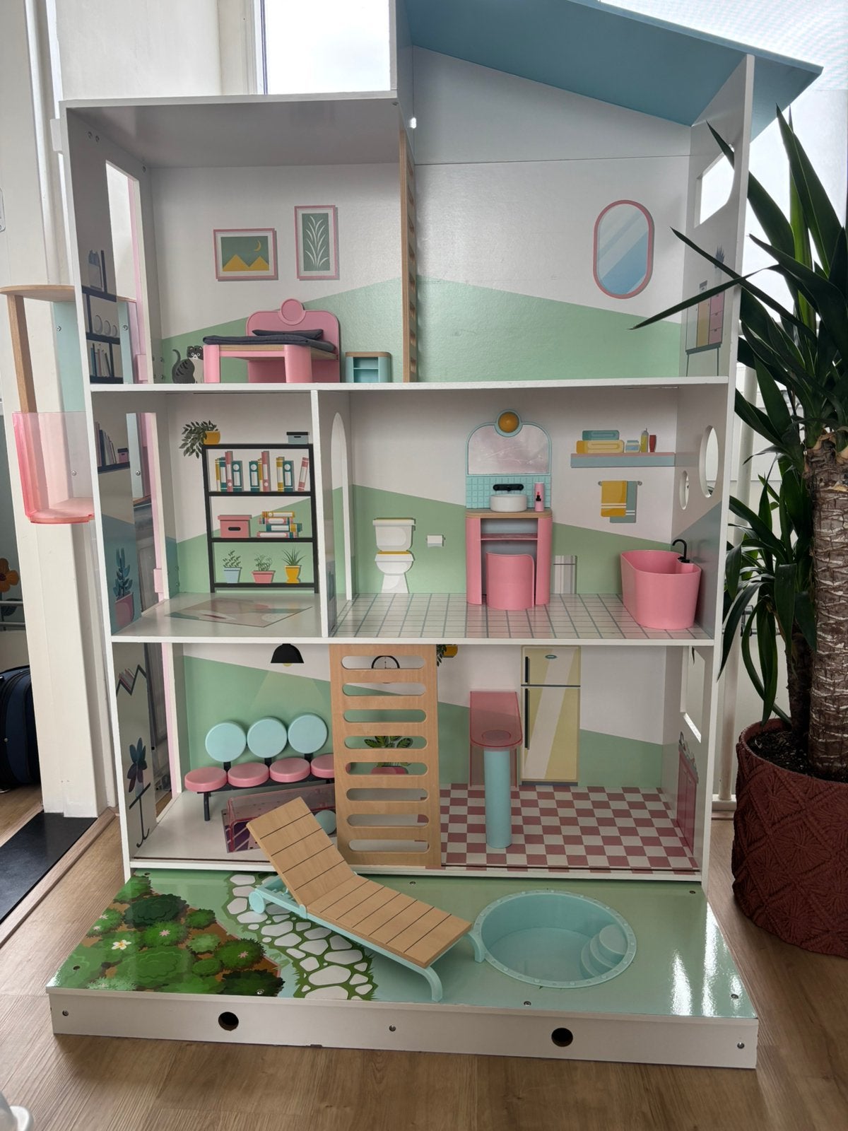 Groot houten poppenhuis Lidl met meubels en zwembad, Ophalen, Gebruikt, Meisje