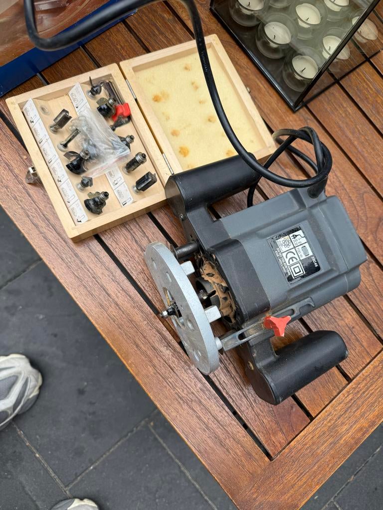 Kinzo Bovenfrees 700W met Freesset, Doe-het-zelf en Verbouw, Ophalen of Verzenden, Gebruikt, Elektrisch, Bovenfrees