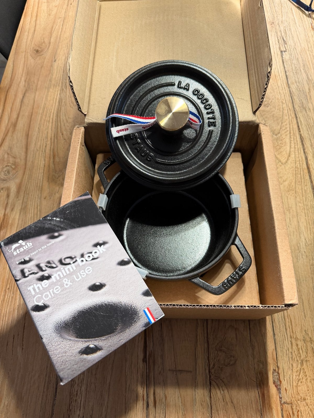 Nieuwe Staub Cocotte 16cm - Gietijzeren Braadpan, Huis en Inrichting, Met deksel, Nieuw, Ophalen of Verzenden, Braadpan