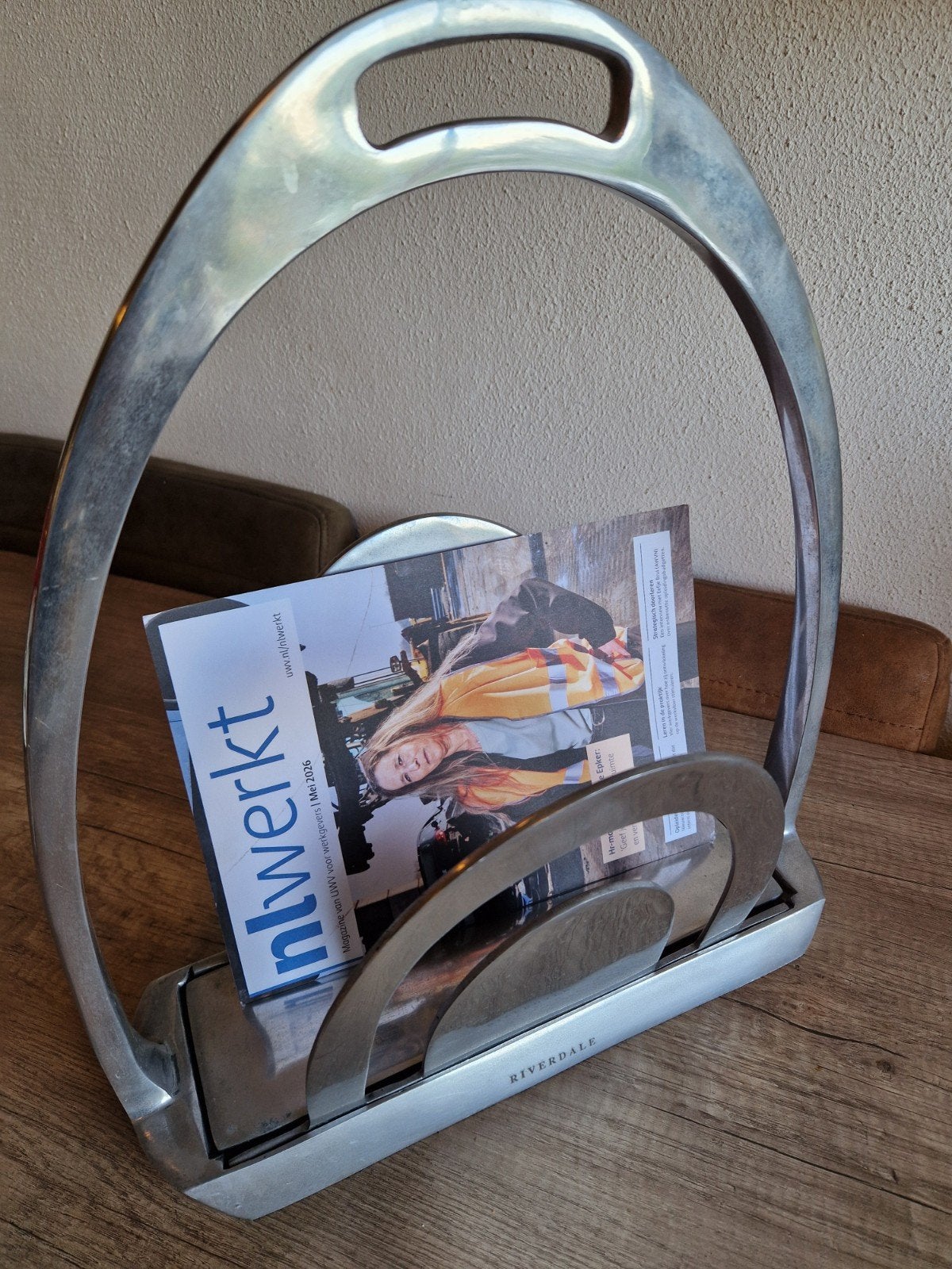 Vintage cast aluminium magazine rack, Huis en Inrichting, Woonaccessoires | Krantenbakken en Lectuurbakken, Ophalen