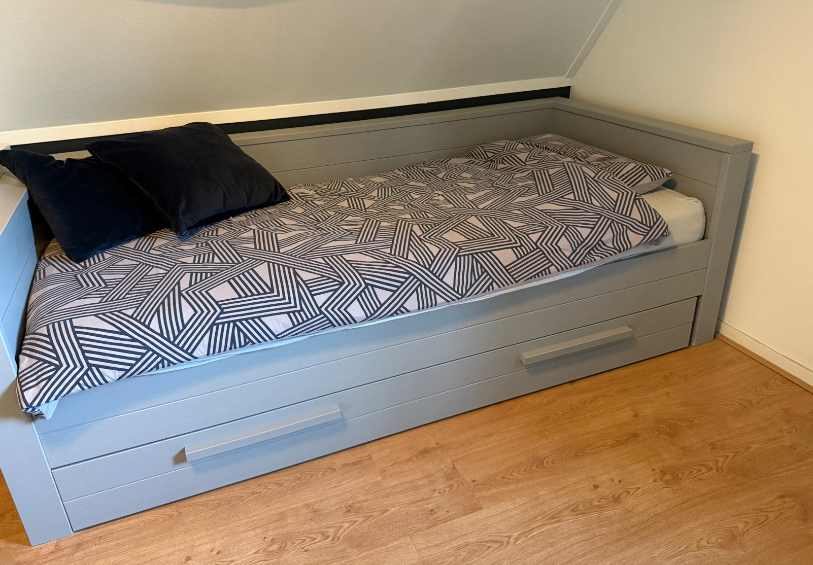 Grijze bedbank + matras, 1 pers, WOOOD dennis., Ophalen, Gebruikt, 90 cm, Eenpersoons