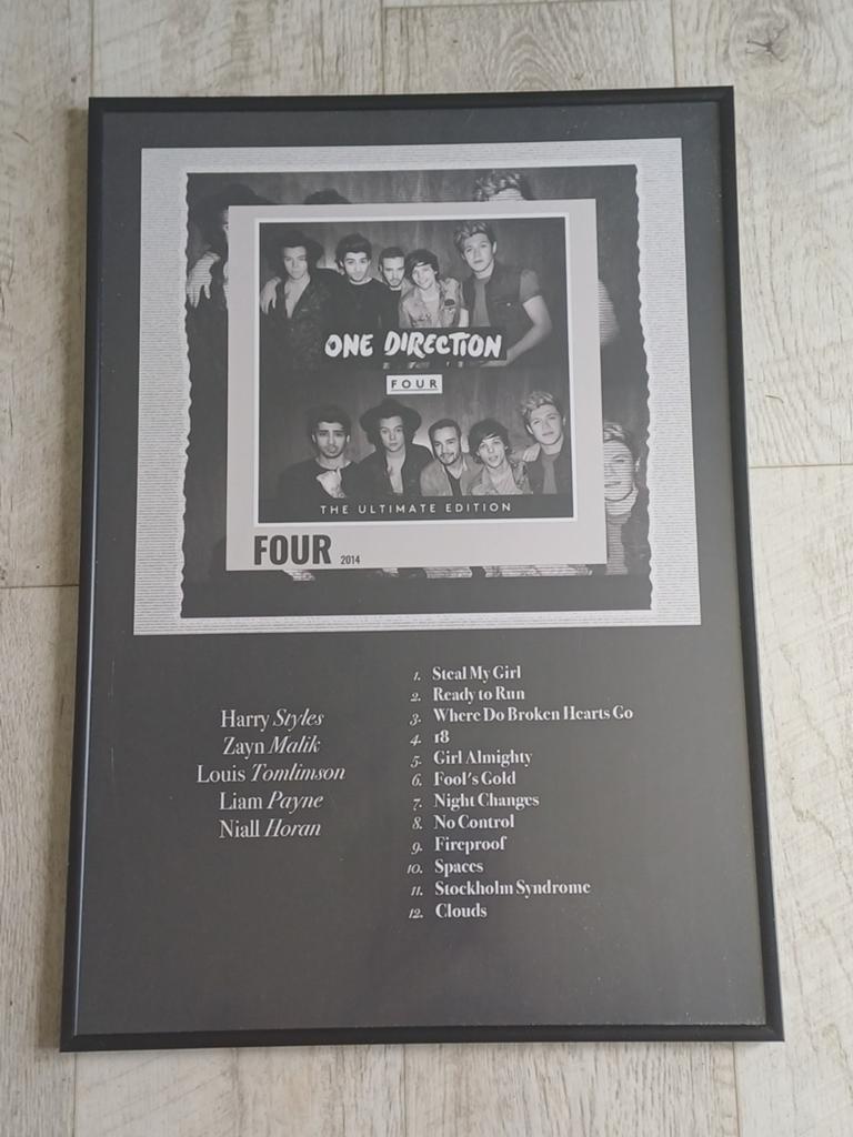One direction poster + fotolijst, Verzamelen, Deurposter of groter, Ophalen of Verzenden, Muziek, Rechthoekig Staand