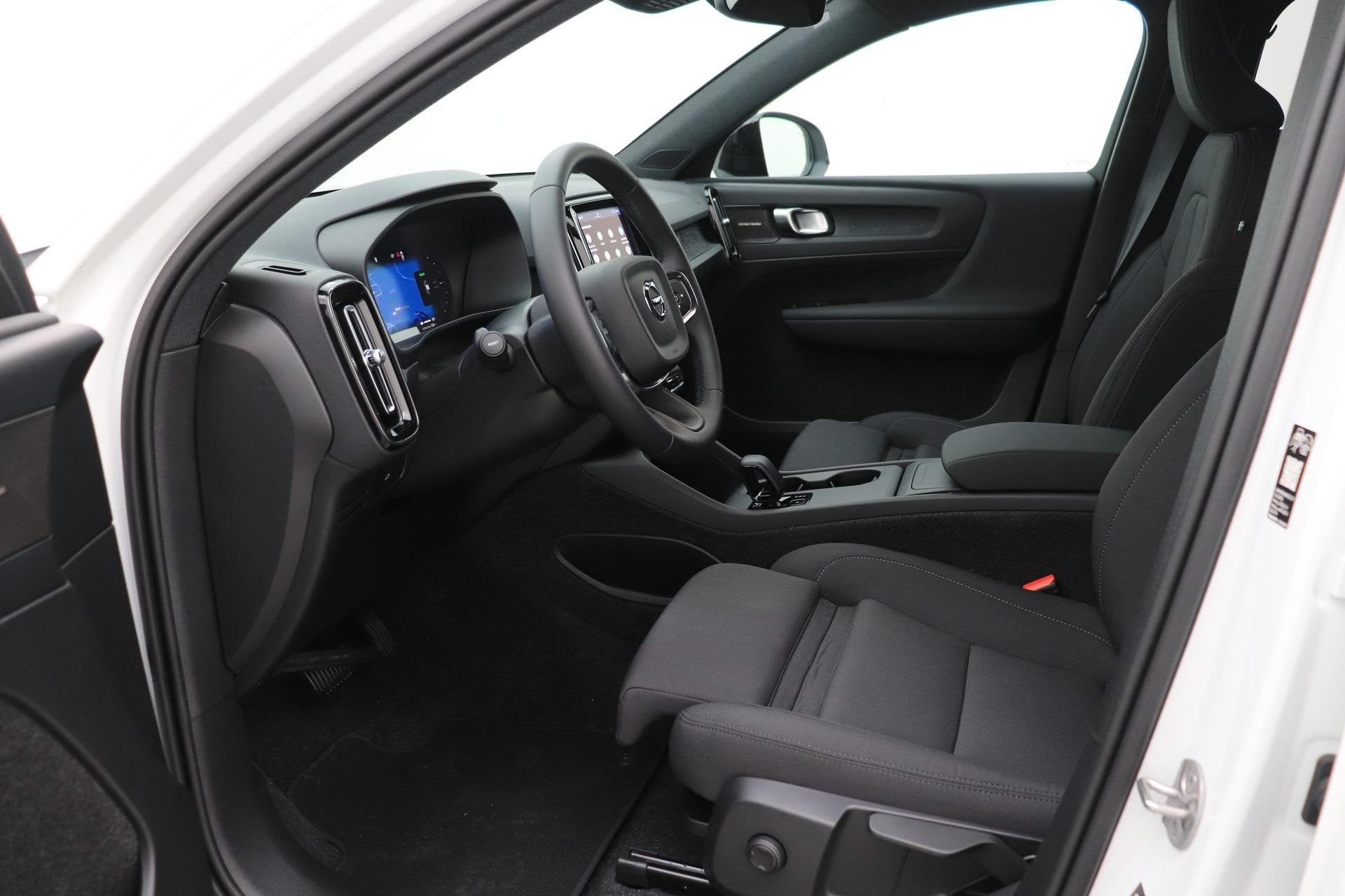 Volvo EX40 Extended Range Plus Black Edition 82 kWh | ACC |, Auto's, Volvo, Automaat, Gebruikt, 252 pk, Wit