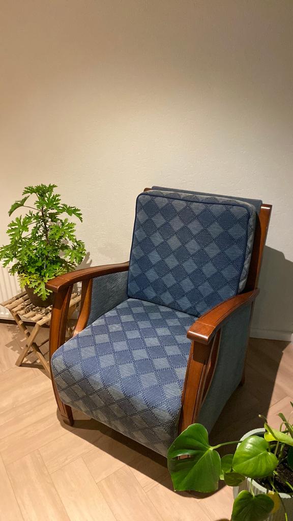 Vintage design fauteuil – houten armleuningen - nette staat, Huis en Inrichting, Fauteuils, Ophalen, Gebruikt, 75 tot 100 cm, 75 tot 100 cm