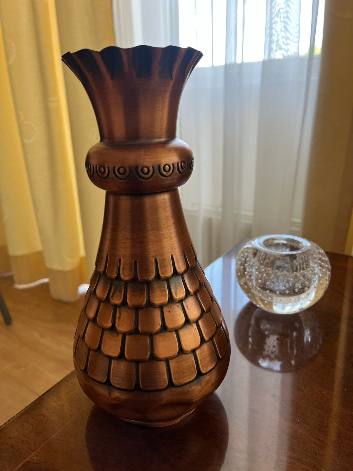 Koperen vaas met schubbenpatroon en decoratieve ring, Ophalen