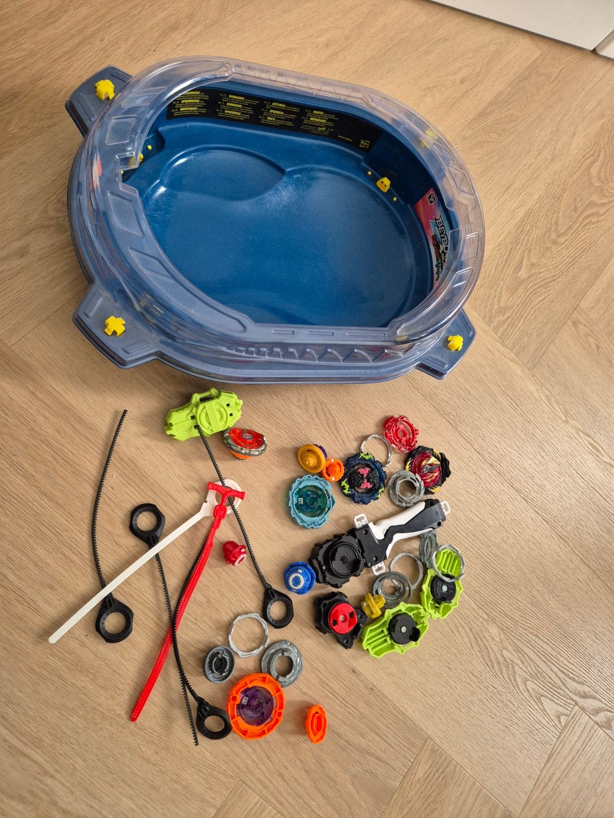 Beyblade Burst QuadDrive Stadion met veel Beyblades, Ophalen, Gebruikt, Jongen of Meisje
