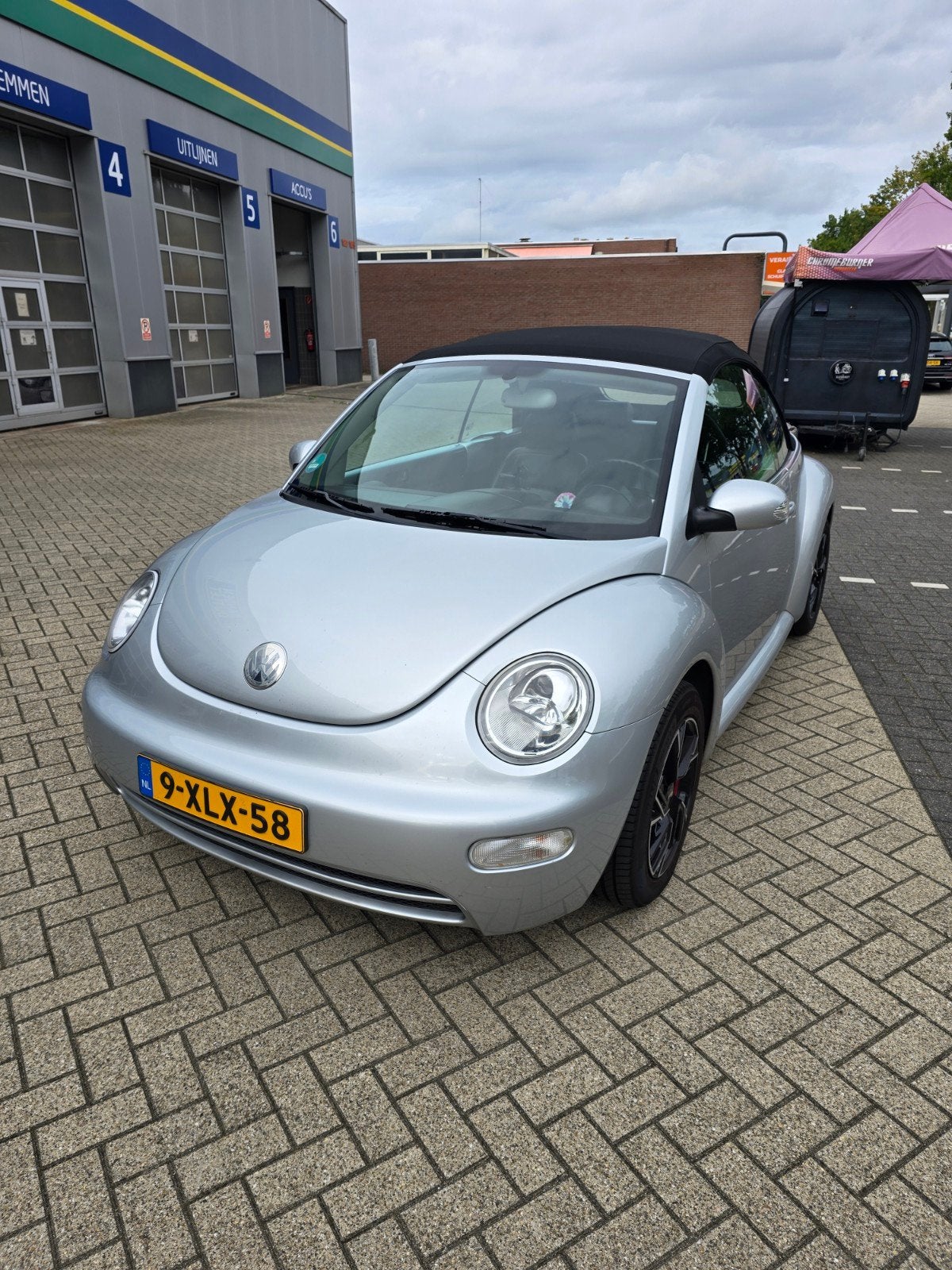 Volkswagen Beetle (Kever) 1.6 Cabriolet 75KW 2003 Grijs, Auto's, 4 cilinders, Cabriolet, 4 stoelen, 75 €/maand