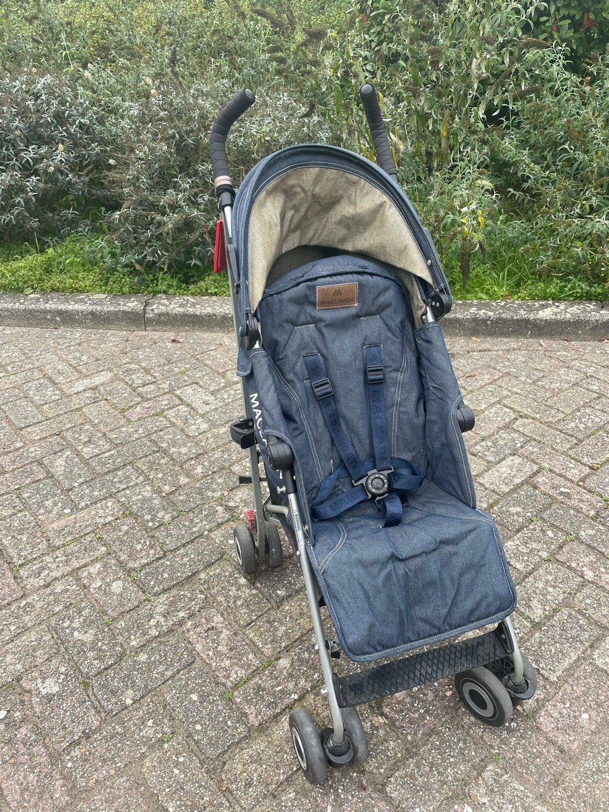 Maclaren buggy met regenhoes en parasol