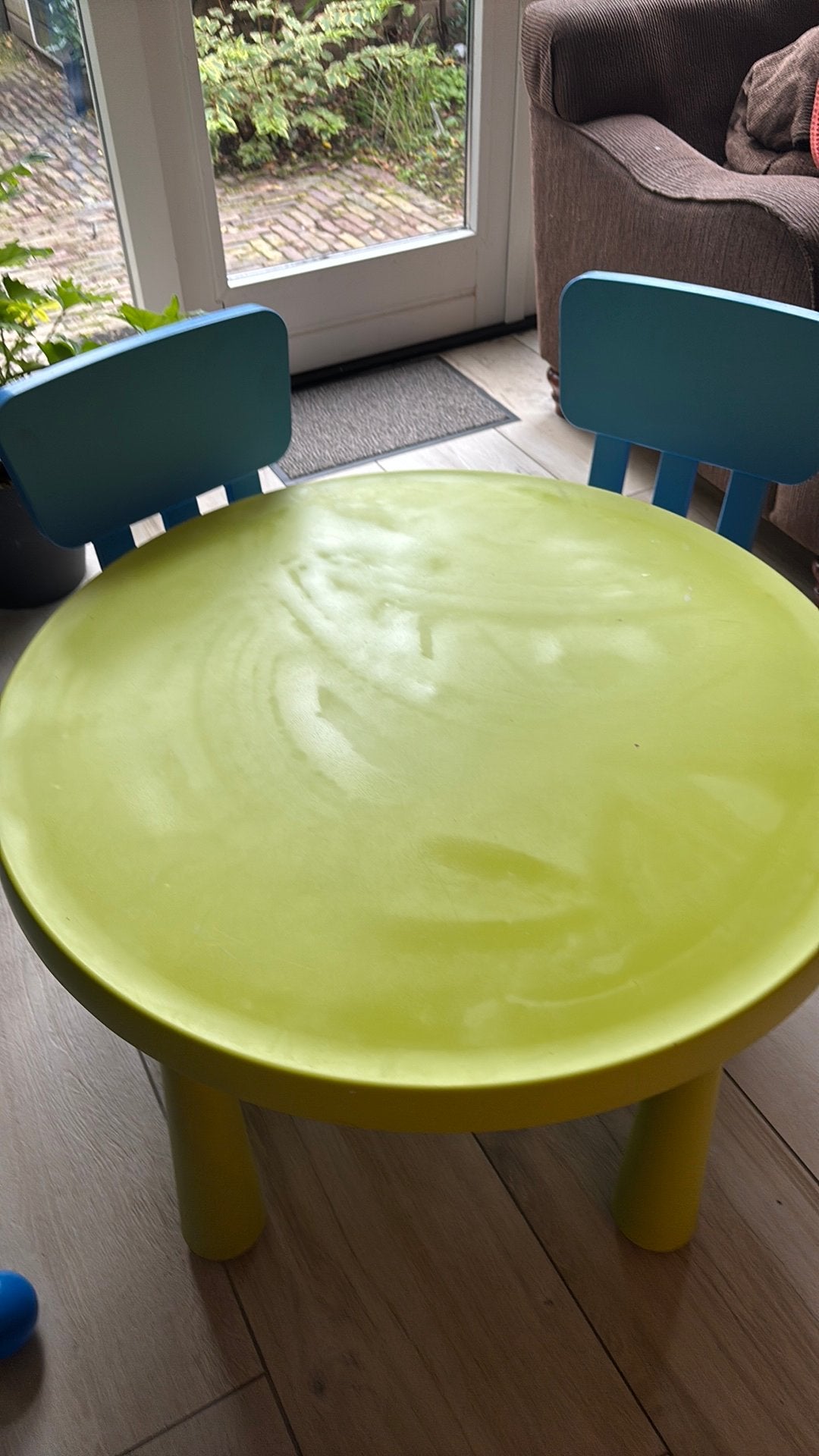 Leuke speeltafel en stoelen, Ophalen, Gebruikt