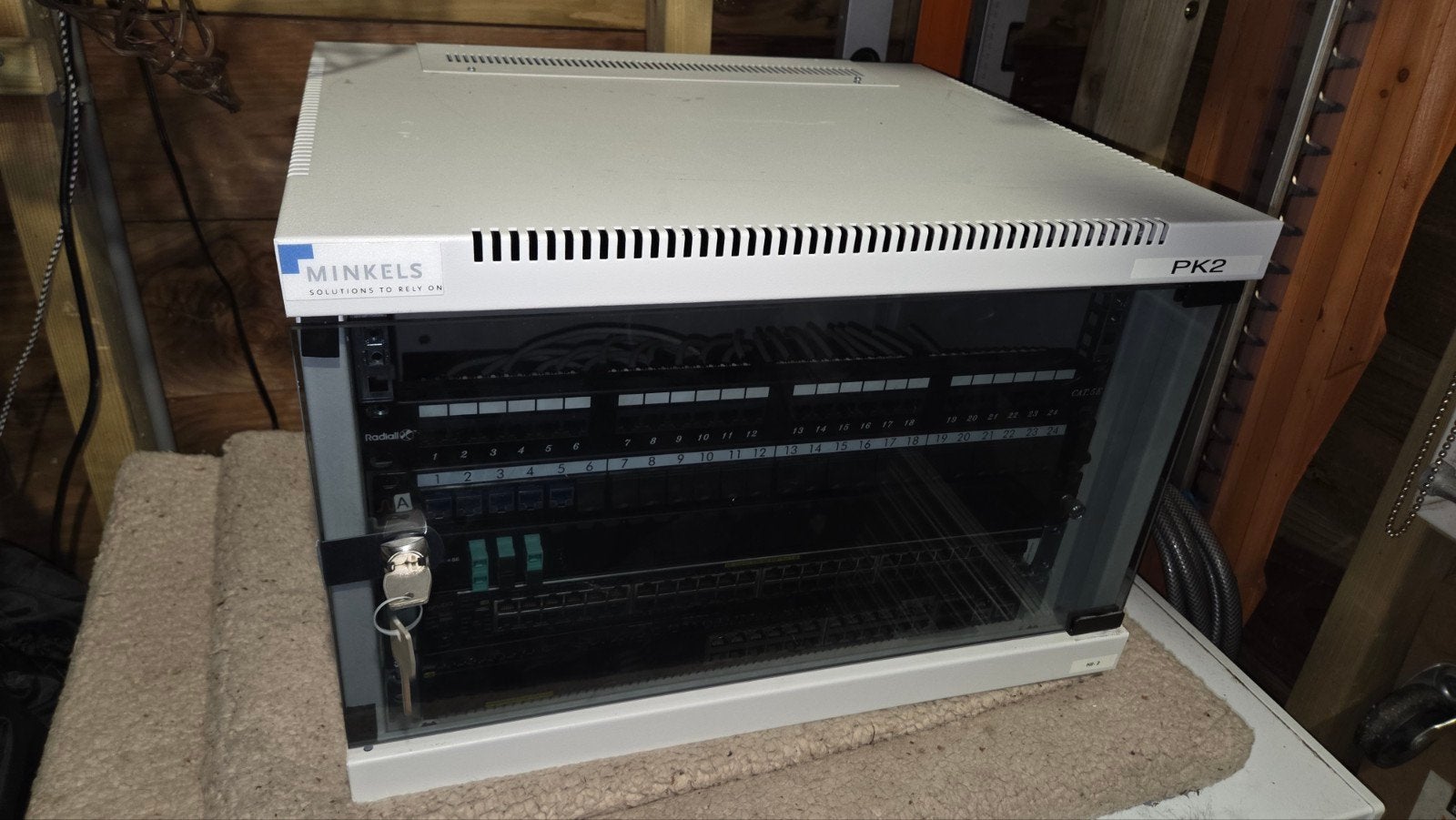serverkast zonder units, Computers en Software, Ophalen of Verzenden, Gebruikt, Glas, Plaatstaal