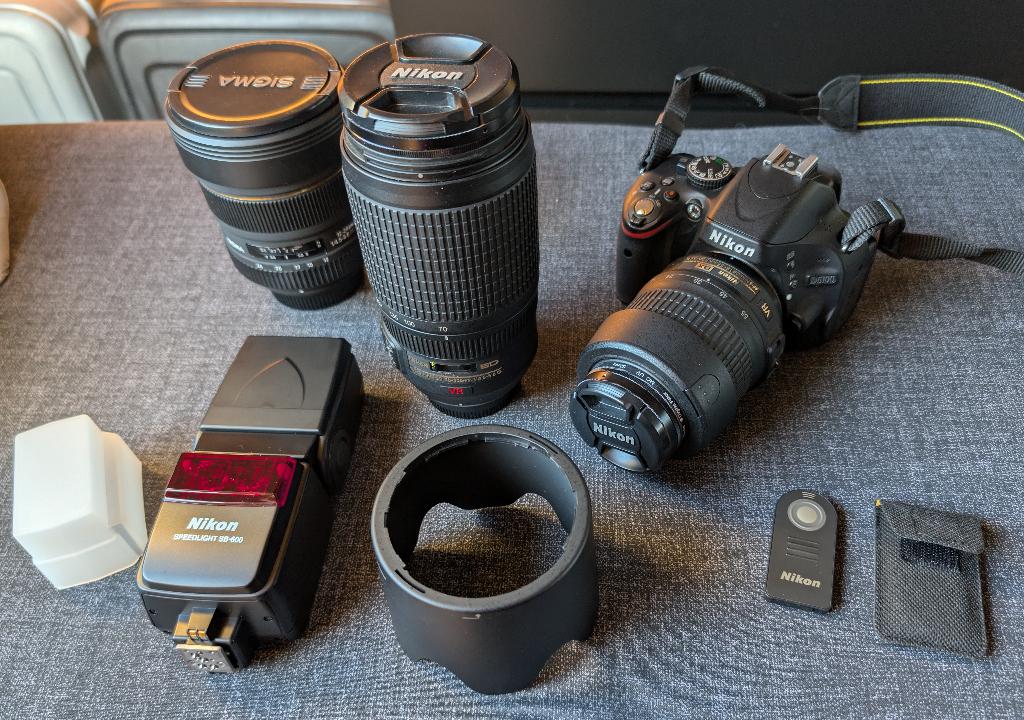 Nikon D5100 Kit met Groothoek, Zoom, Statief, Flitser en Tas, 14 Megapixel, Gebruikt, Spiegelreflex, Ophalen of Verzenden