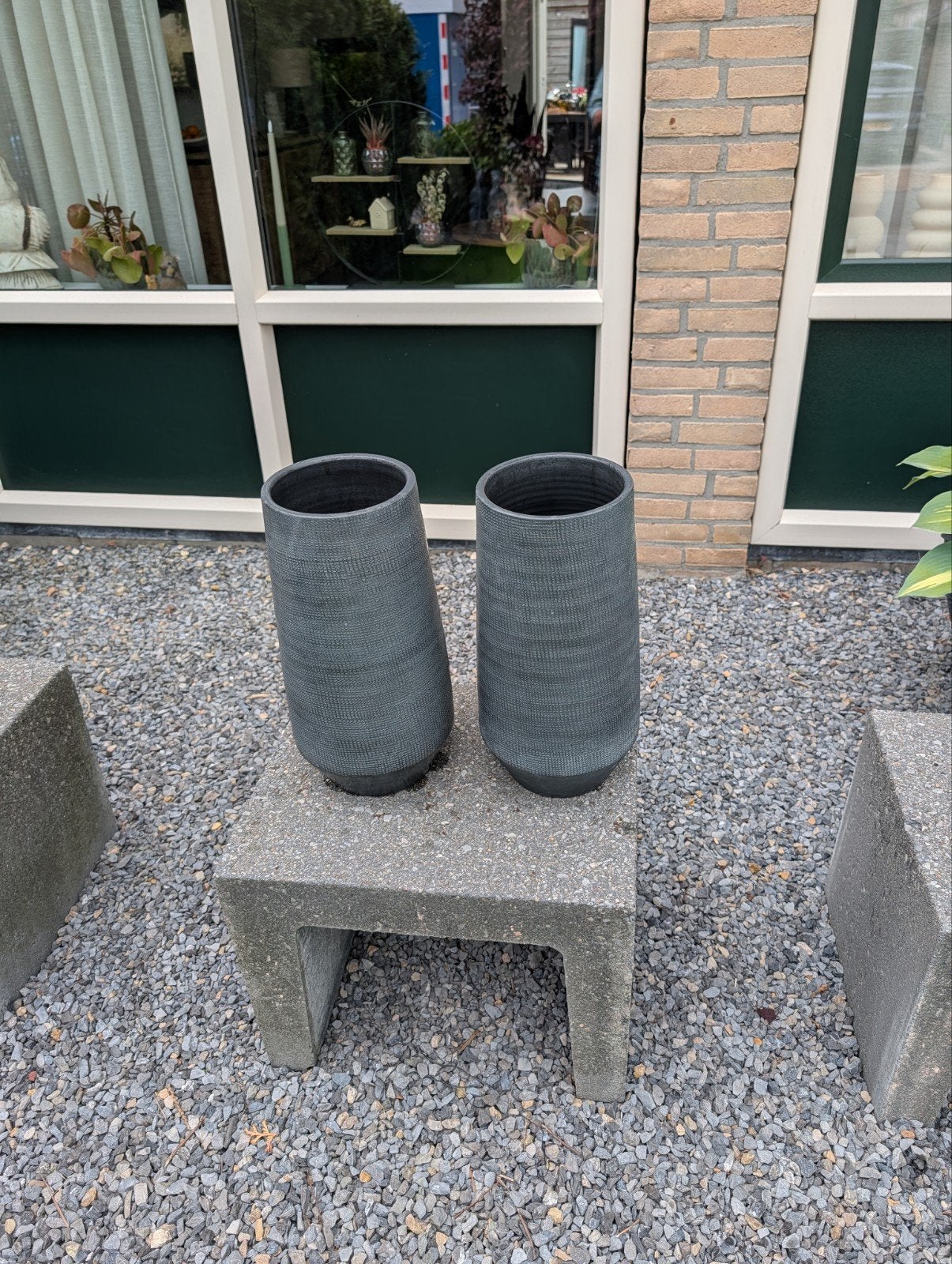 2 mooie grijze hoge bloempotten, Tuin en Terras, Bloembakken en Plantenbakken, Ophalen, Rond, Steen, Binnen