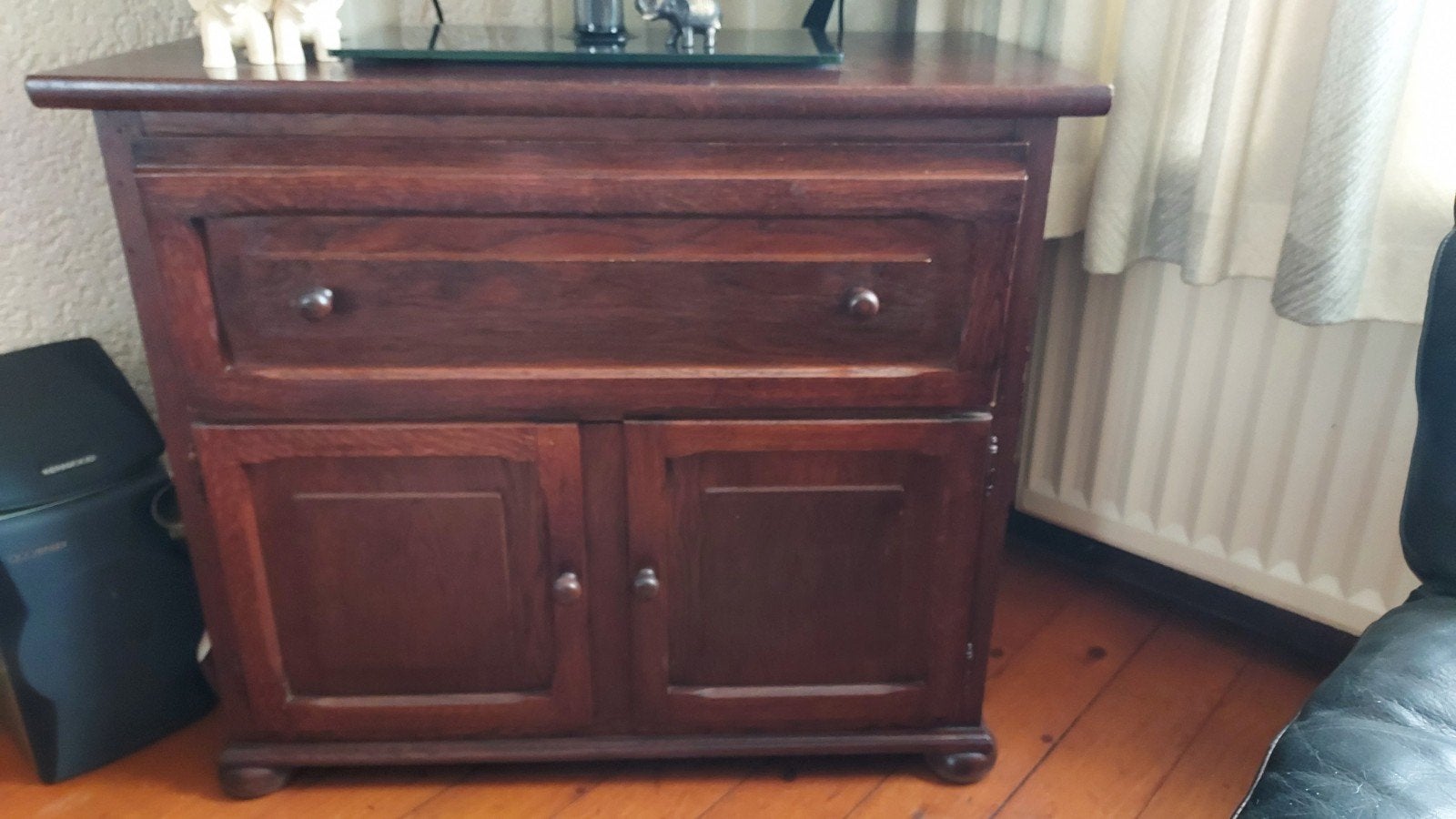 Massief houten tv-meubel met lade en opbergruimte, Gebruikt, 100 tot 150 cm, Ophalen of Verzenden, Minder dan 100 cm