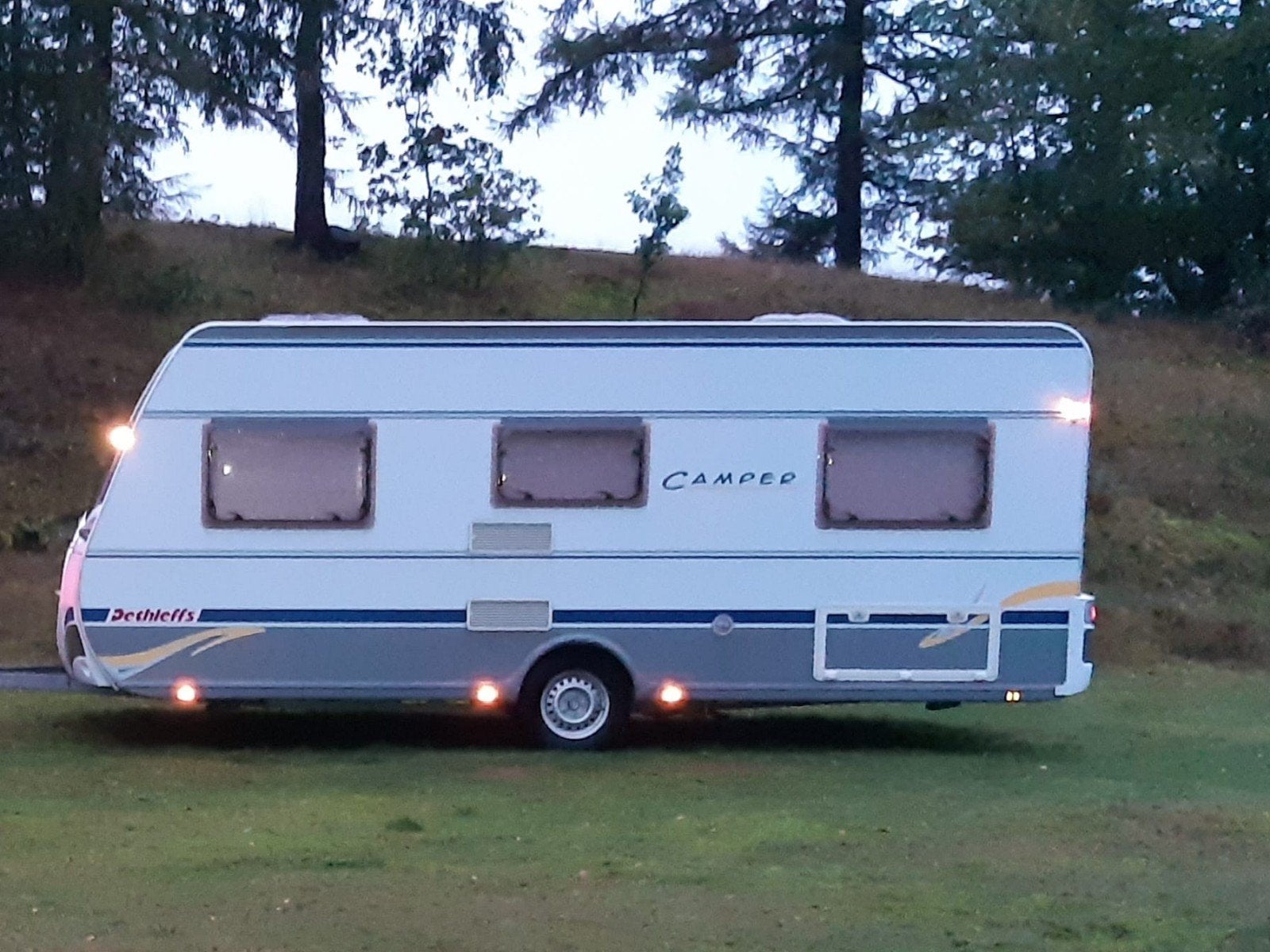 Dethleffs Camper 510 DB met voortent, Frans bed en rondzit, Caravans en Kamperen, Rondzit, Frans bed, Particulier, Dethleffs