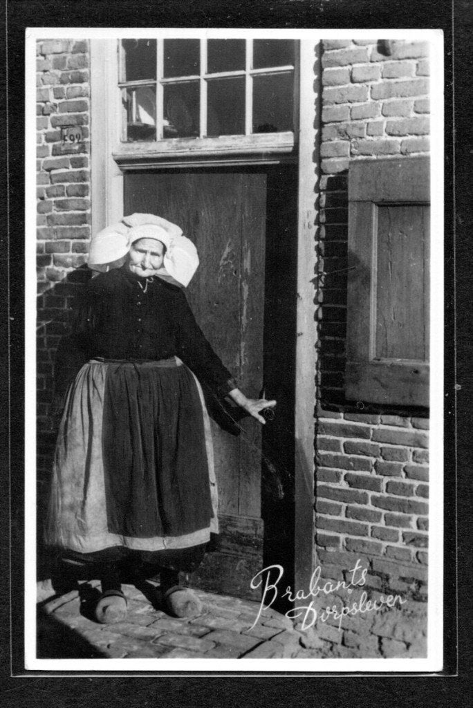 Brabants Dorpsleven - Boerin met garen muts bij de deur., Ophalen of Verzenden, 1940 tot 1960, Gelopen, Klederdracht