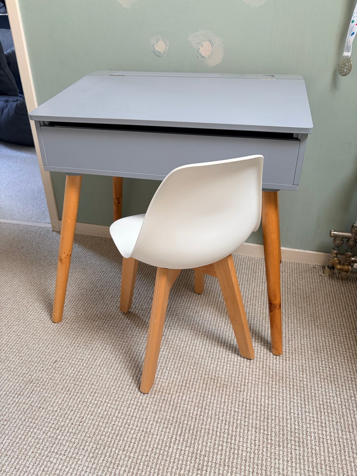 Houten bureau met opklapbaar vak en stevig stoeltje, Ophalen, Opbergruimte, Hout, Kinderbureau