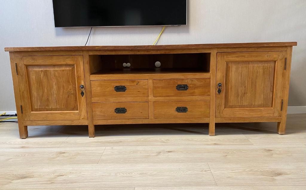 Massief teakhouten TV-meubel – Warme uitstraling, Huis en Inrichting, Kasten | Televisiemeubels, Ophalen, Gebruikt, Teakhout, 200 cm of meer