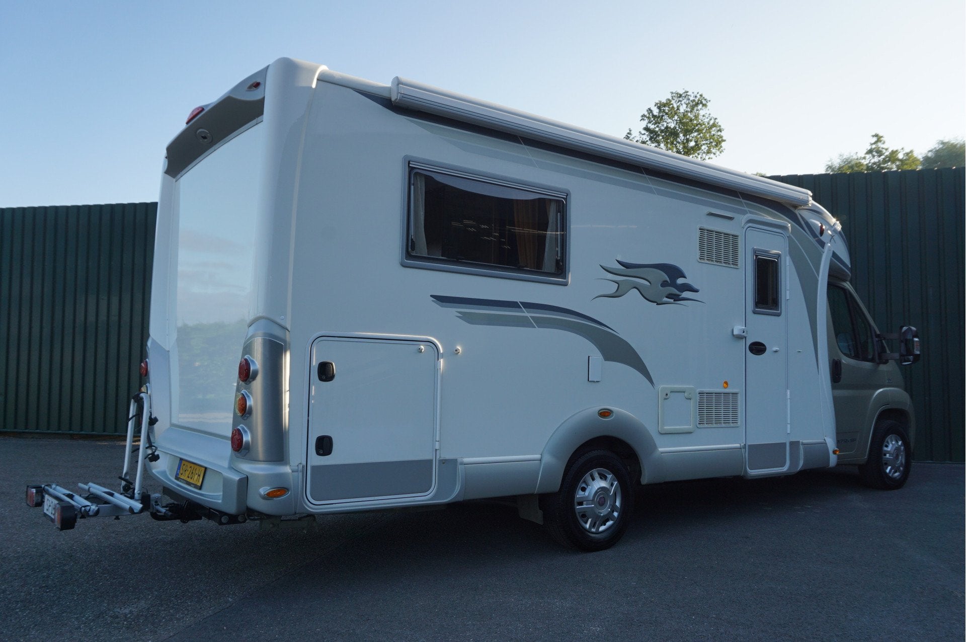 Foto 5 van Laika X712R + Queensbed/ Hefbed/ 2x Airco/ Trekhaak/ LPG/ Be