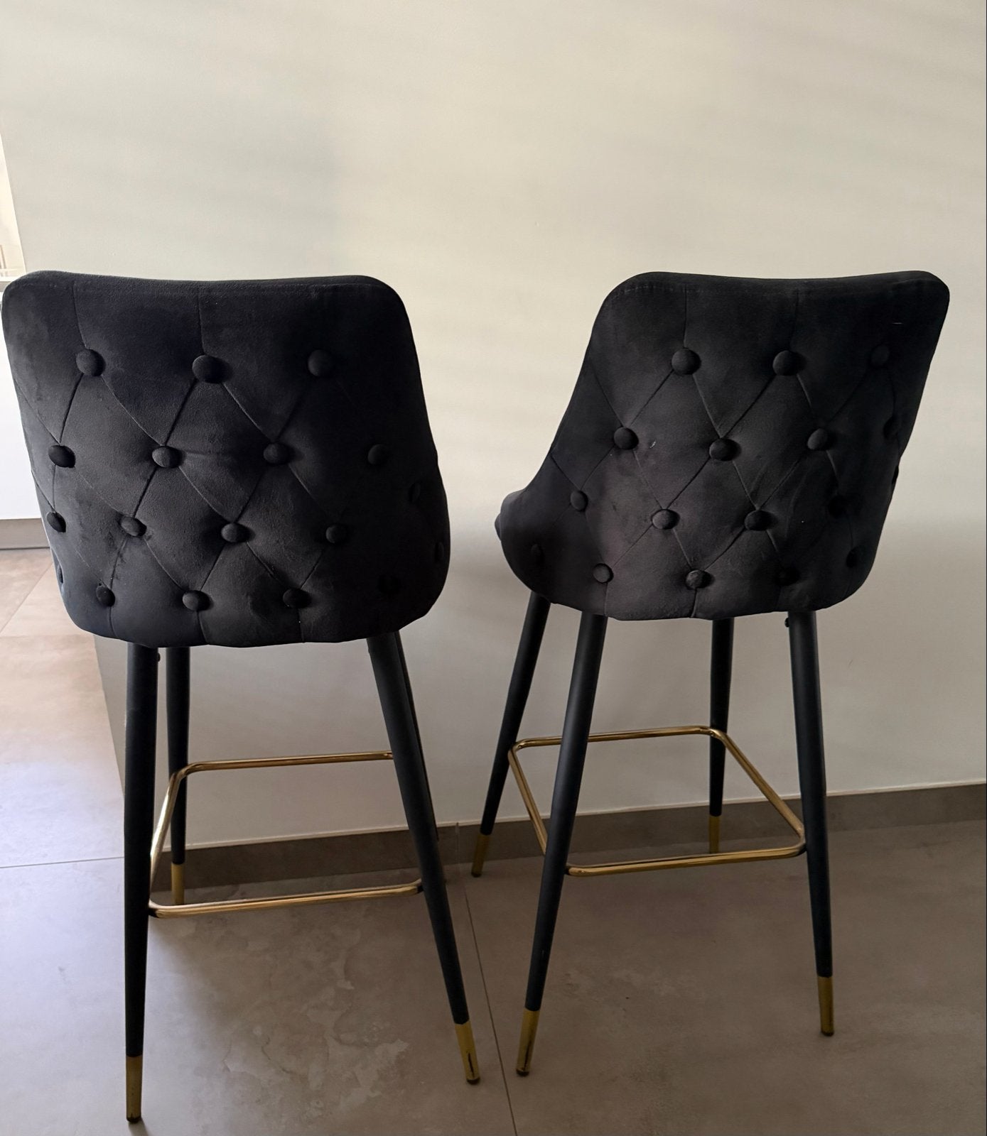 Set van 2 richmond imani black velvet barkrukken, Huis en Inrichting, Met voetsteun, Ophalen of Verzenden, Zo goed als nieuw, 90 cm of meer