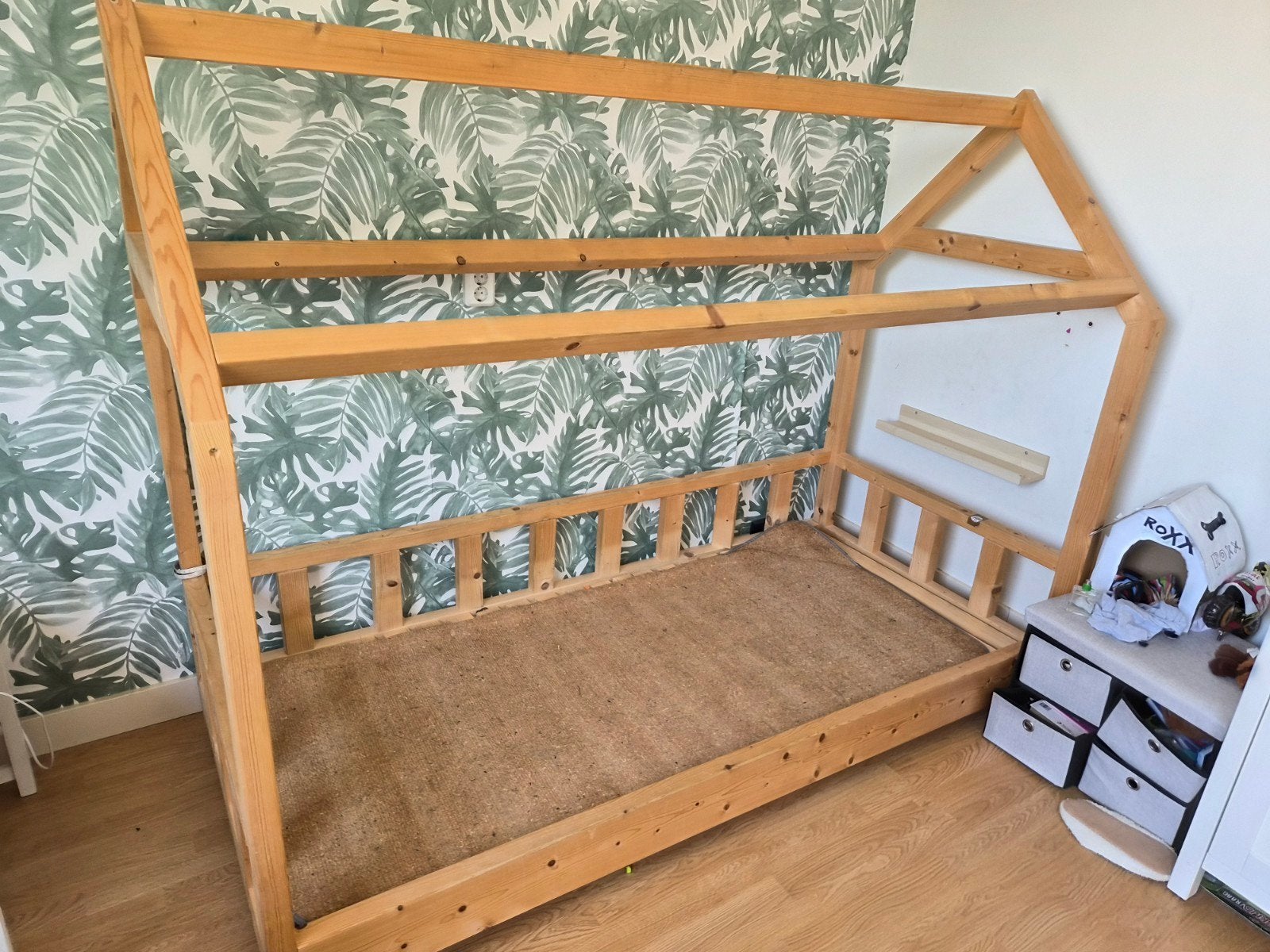 Houten kinderbed in huisvorm, Ophalen, 85 tot 100 cm, Gebruikt, Lattenbodem
