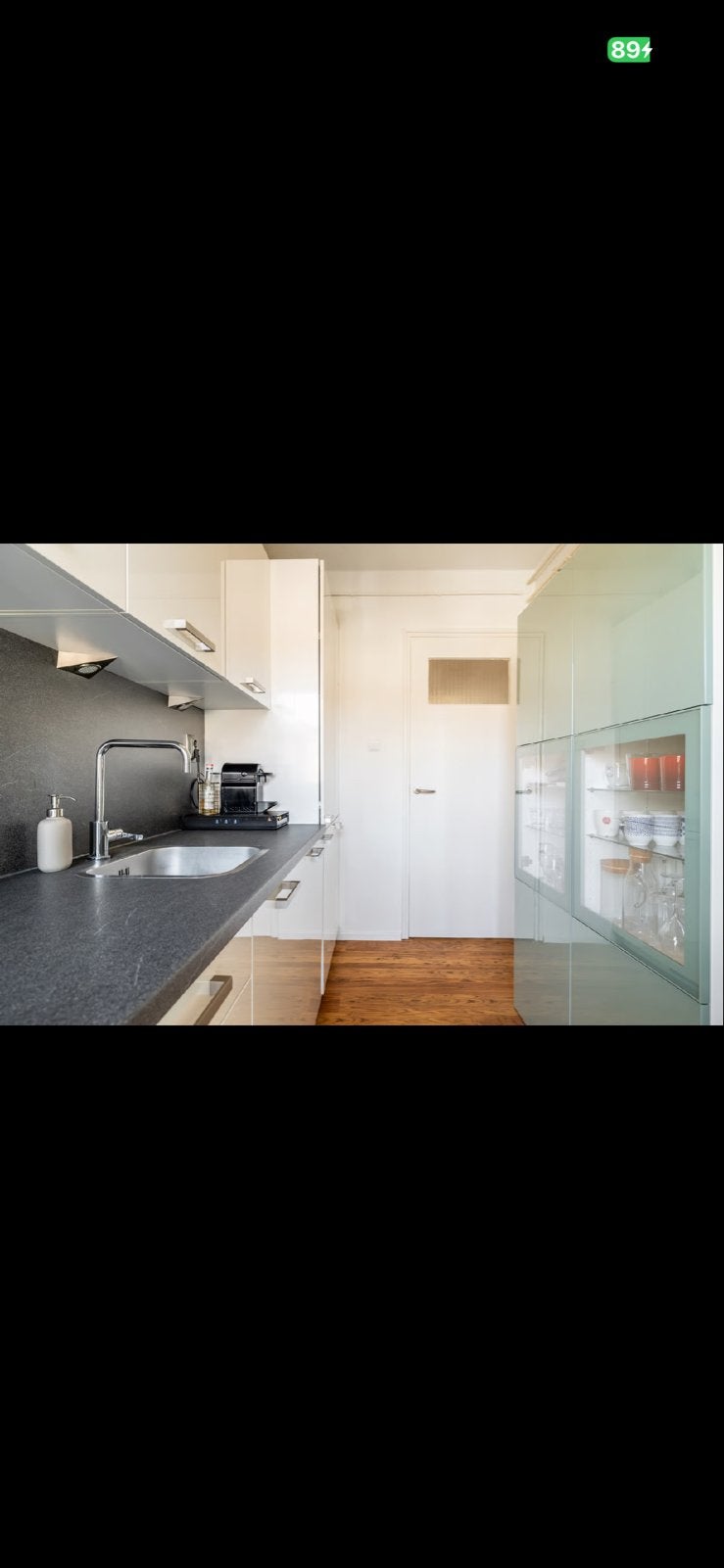 Moderne witte keuken met donker aanrechtblad, Ophalen, Gebruikt, Wit, Enkelwandige keuken